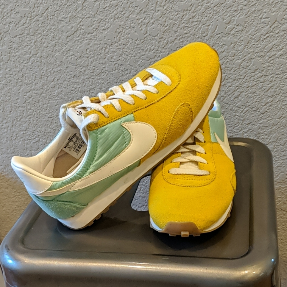 Nike Women' Pre Montreal Racer Vintage Mint Gold